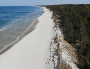 A beach with a sandy shore and a forested area. - Holiday House for 4 People, Peace and Quiet (Kołobrzeg)