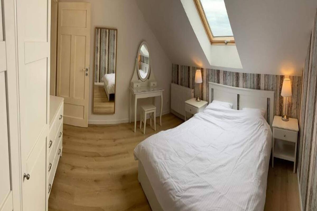 3 bedrooms, individually furnished, iron/ironing board, bed sheets