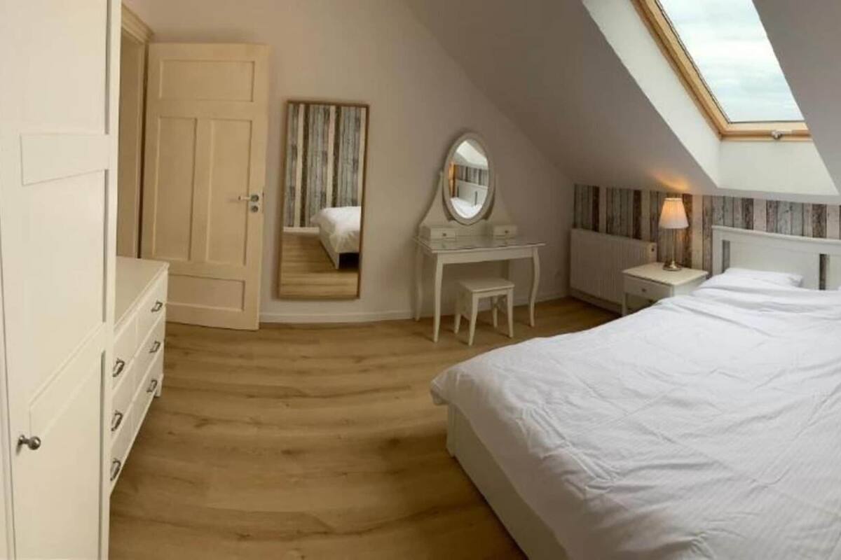 Luxury House, 3 Bedrooms | 18 bedrooms, individually furnished, iron/ironing board, bed sheets