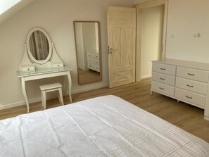 18 chambres, ameublement personnalisé, fer et planche à repasser