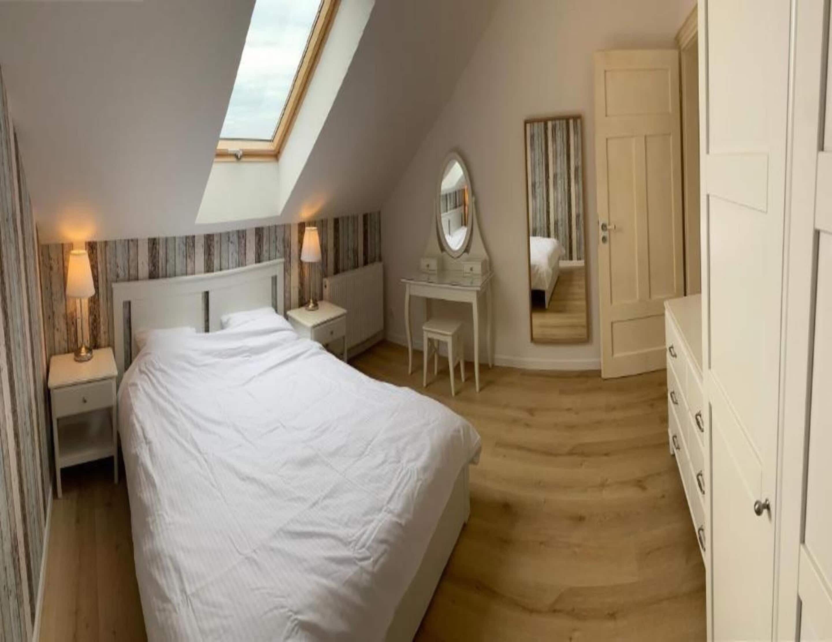 18 Schlafzimmer, individuell eingerichtet, Bügeleisen/Bügelbrett