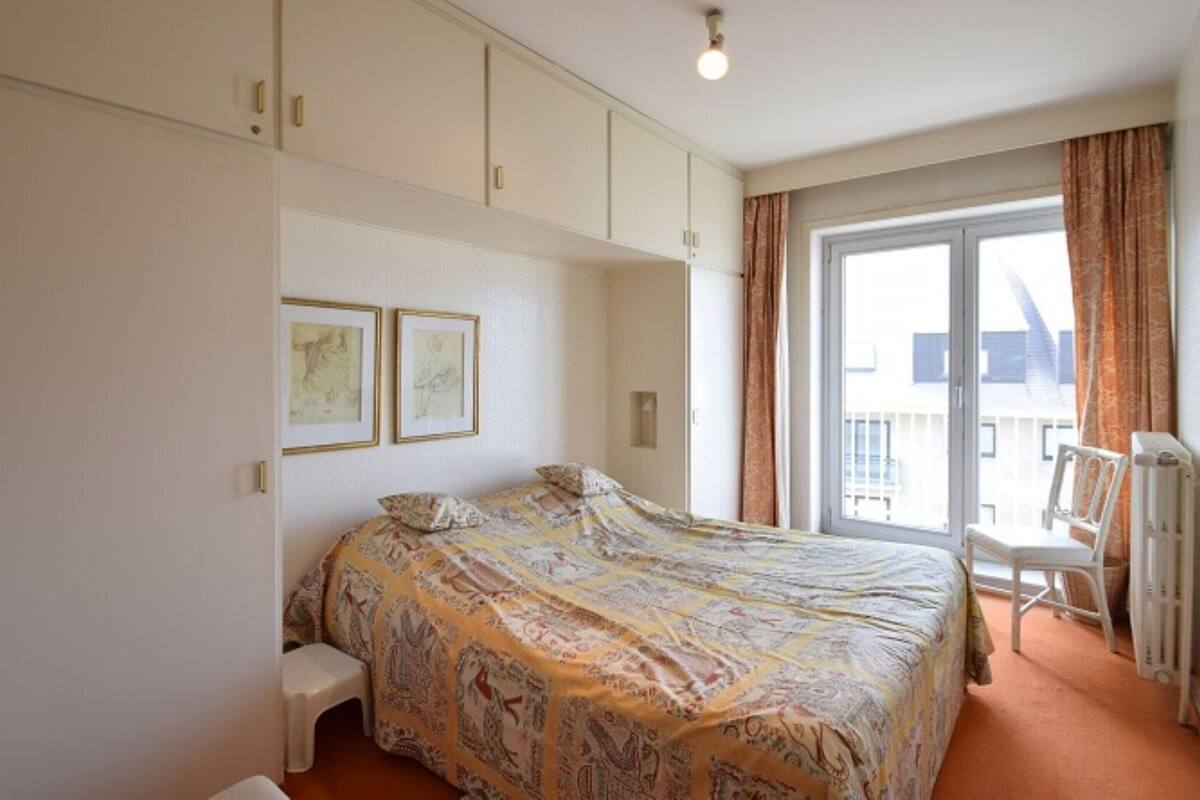 5 bedrooms, individually furnished, iron/ironing board