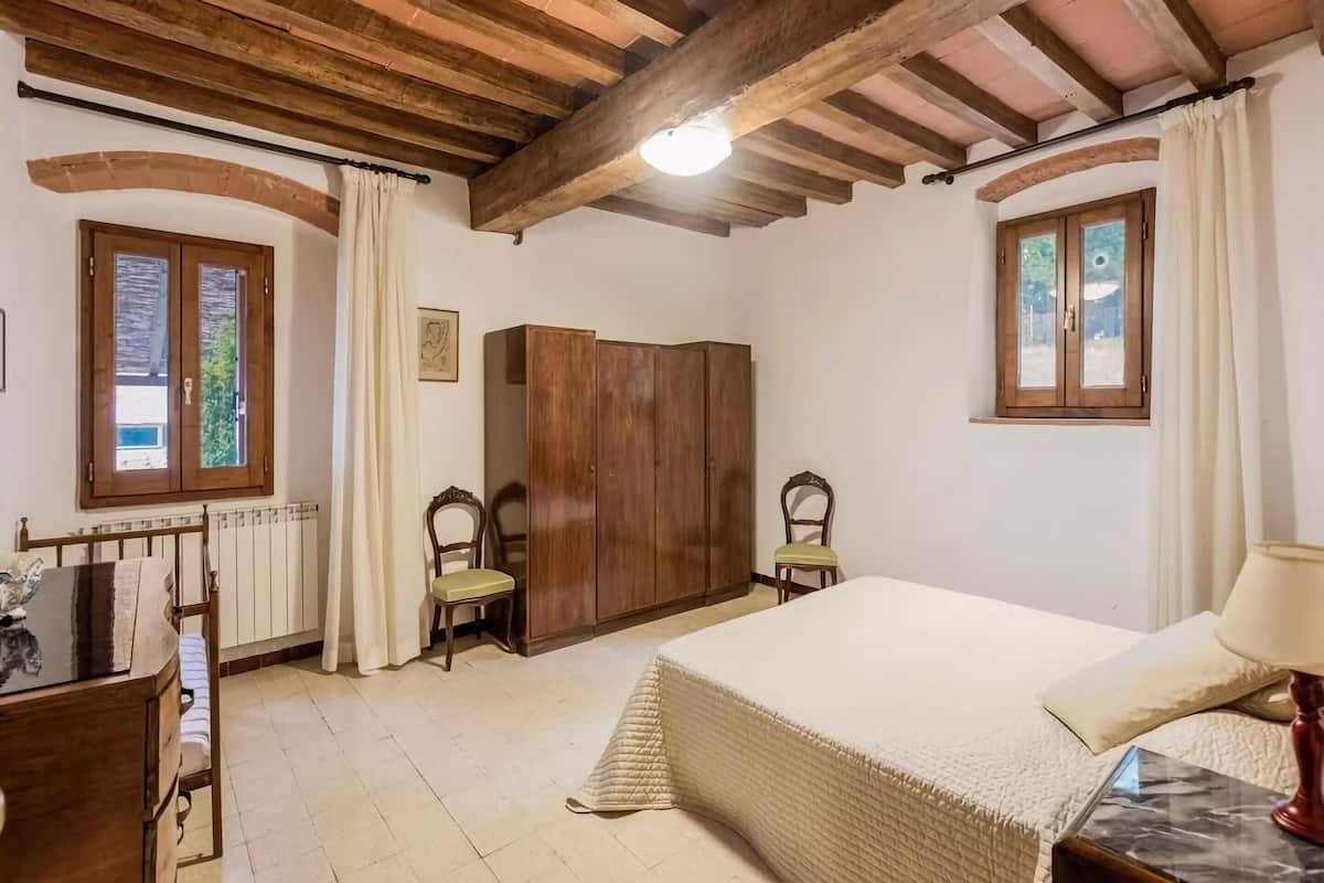 6 bedrooms, individually furnished, bed sheets
