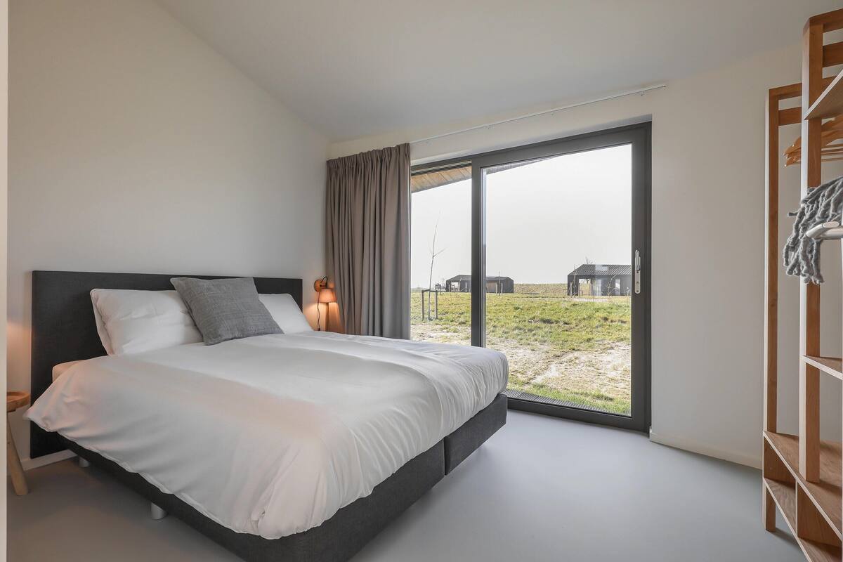 21 bedrooms, bed sheets