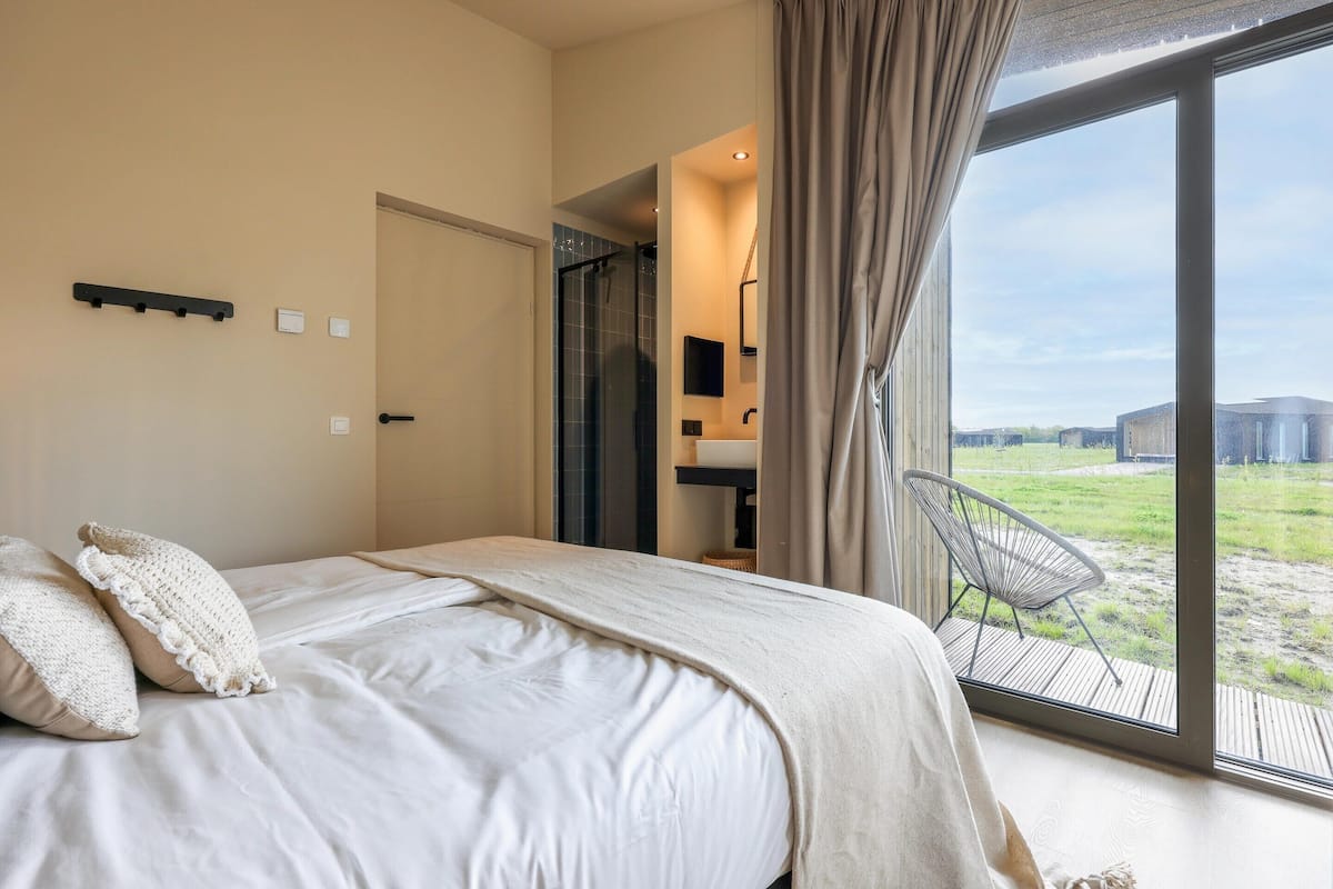 21 bedrooms, bed sheets