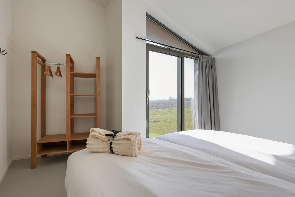 21 bedrooms, bed sheets