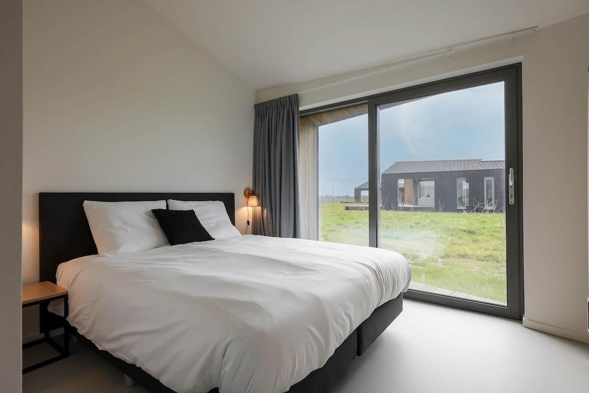 21 bedrooms, bed sheets