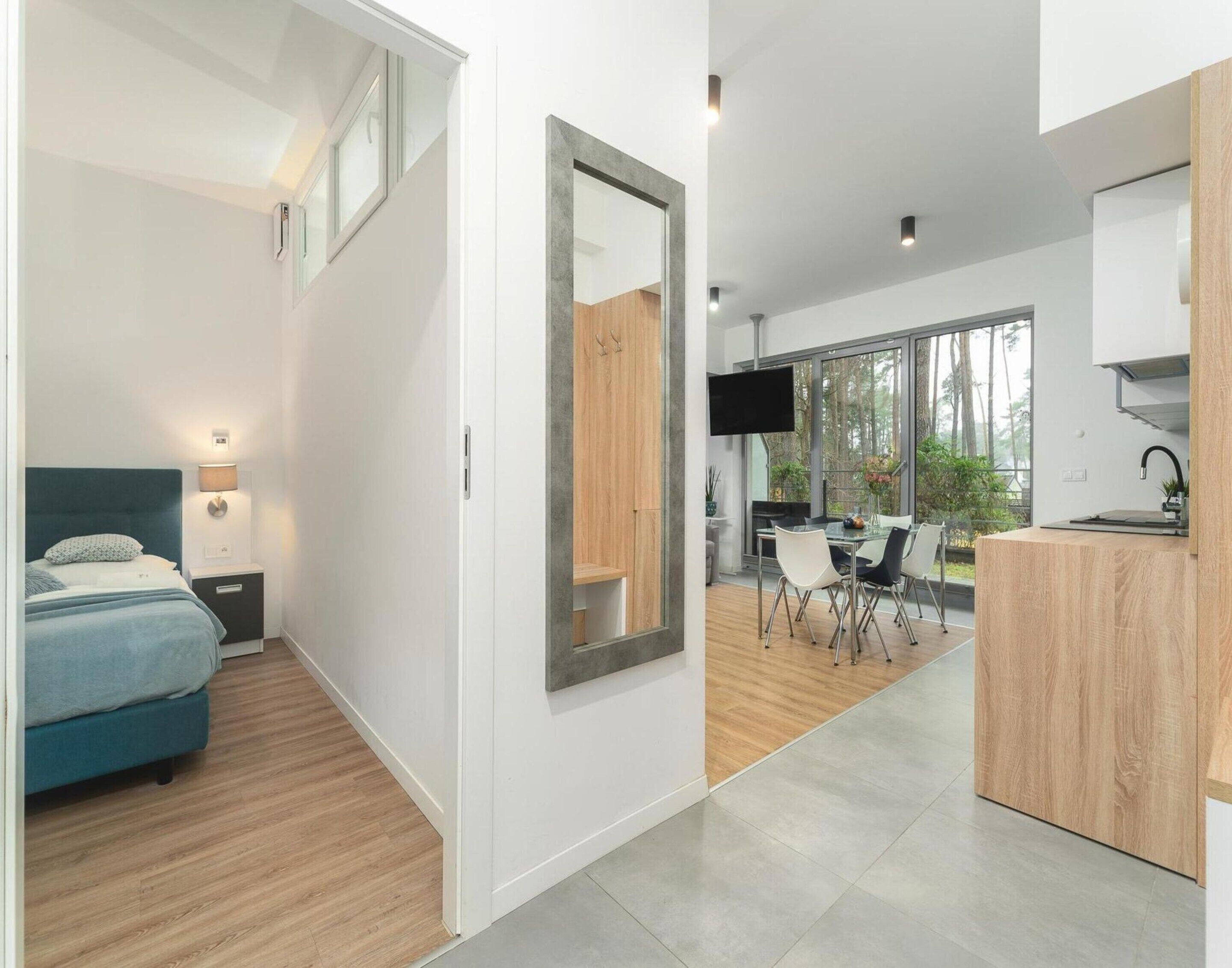 4 habitaciones, muebles diferentes y tabla de planchar con plancha 