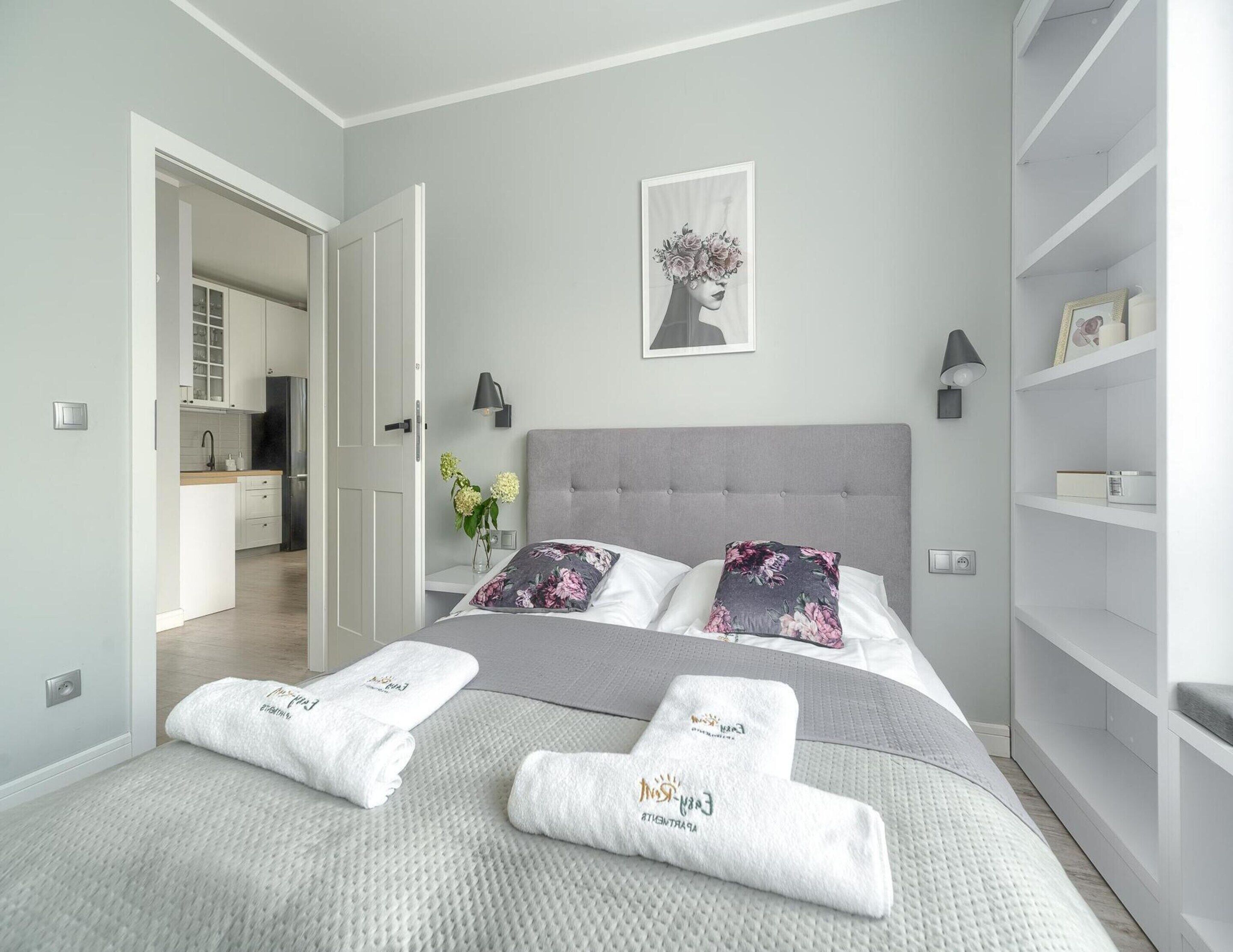 4 habitaciones, muebles diferentes y tabla de planchar con plancha 