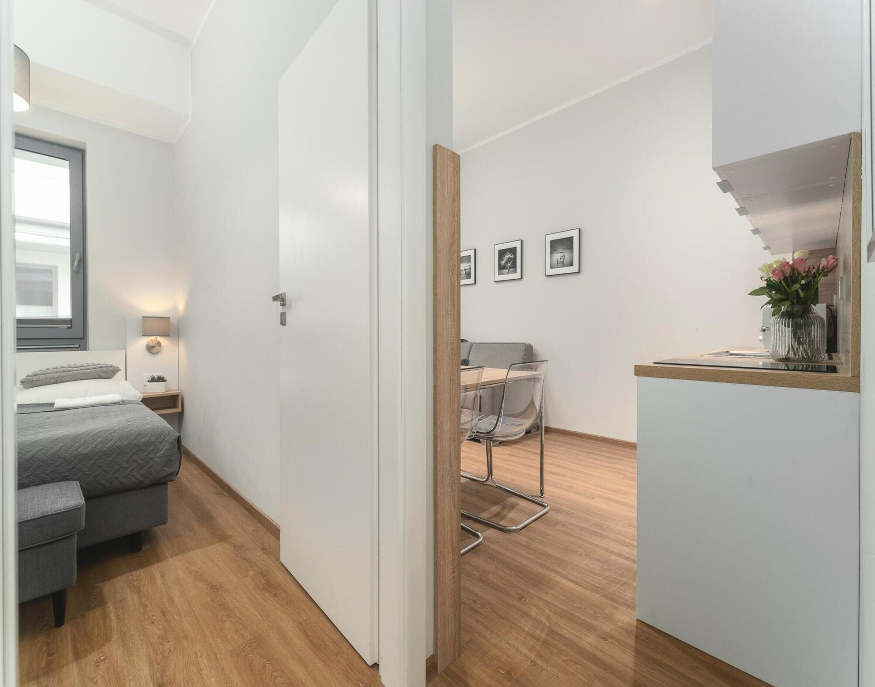4 habitaciones, muebles diferentes y tabla de planchar con plancha 