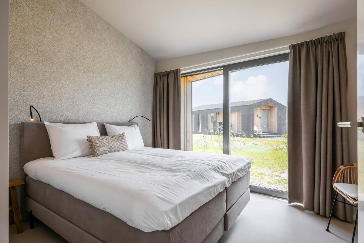 17 bedrooms, bed sheets