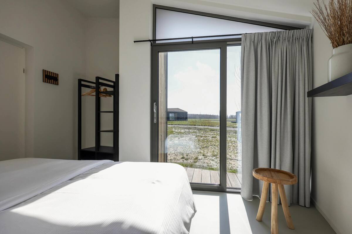 17 bedrooms, bed sheets