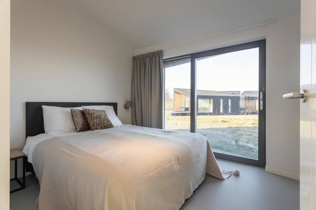 17 bedrooms, bed sheets