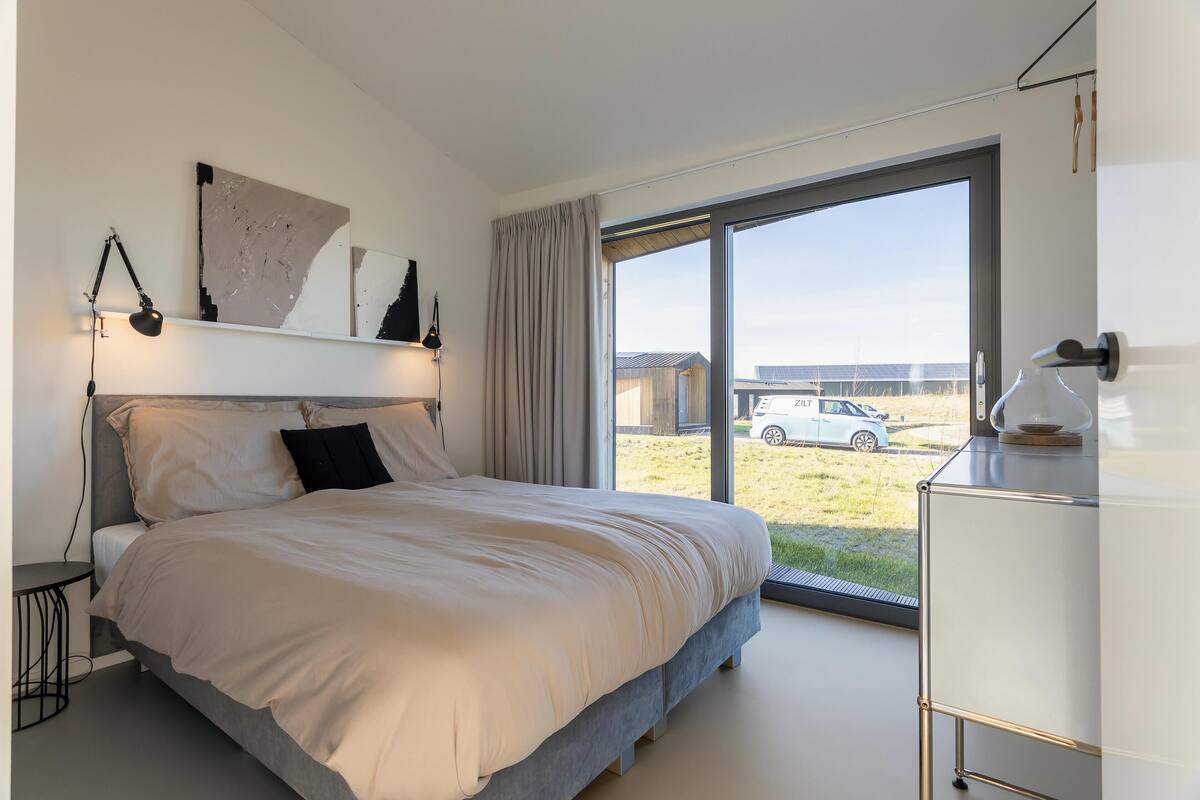17 bedrooms, bed sheets