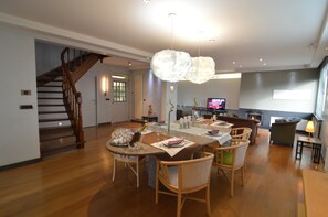 Classic Villa, Multiple Bedrooms | Dining