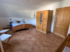 5 chambres, ameublement unique, literie fournie
