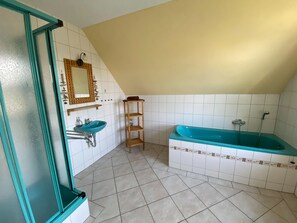 Appartement classique, 2 chambres | Salle de bain | Douche