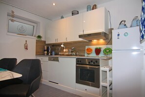 Fridge, oven, dishwasher, coffee/tea maker