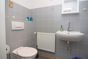Deluxe appartement, 4 slaapkamers | Badkamer | Een douche, een haardroger