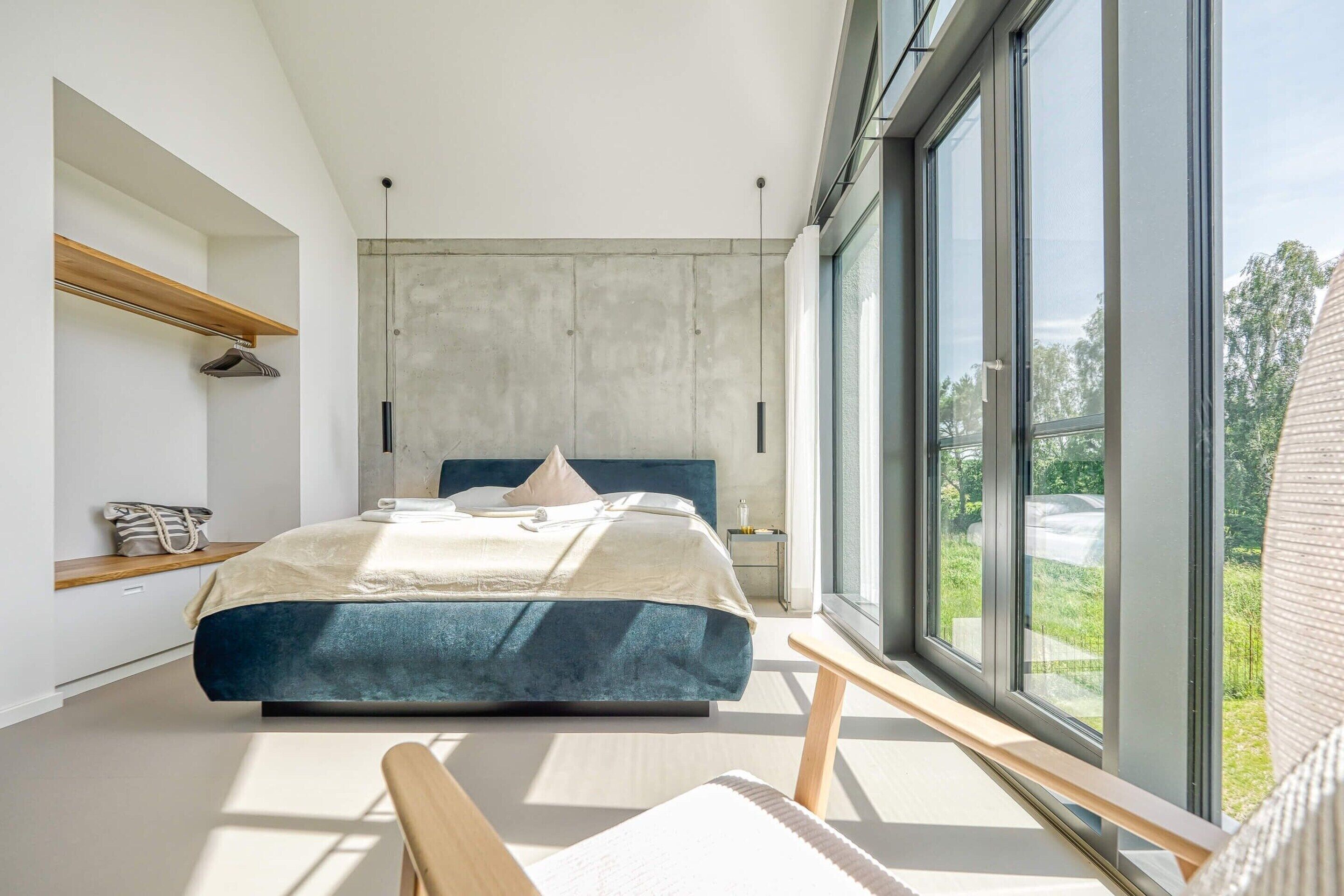 4 habitaciones, muebles diferentes y tabla de planchar con plancha 