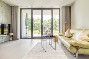 Living room | Fireplace, DVD player - Ferienhaus in Fuhlendorf (Fuhlendorf)