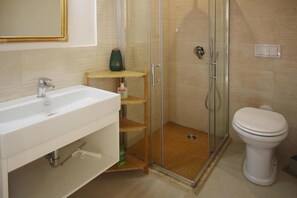 Nhà phong cách cổ điển, 4 phòng ngủ | Phòng tắm | Buồng tắm vòi sen