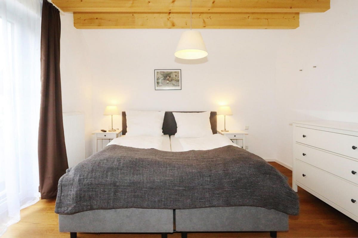 2 habitaciones, muebles diferentes y tabla de planchar con plancha