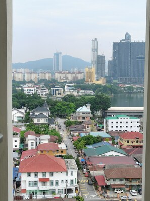 إطلالة على البحيرة