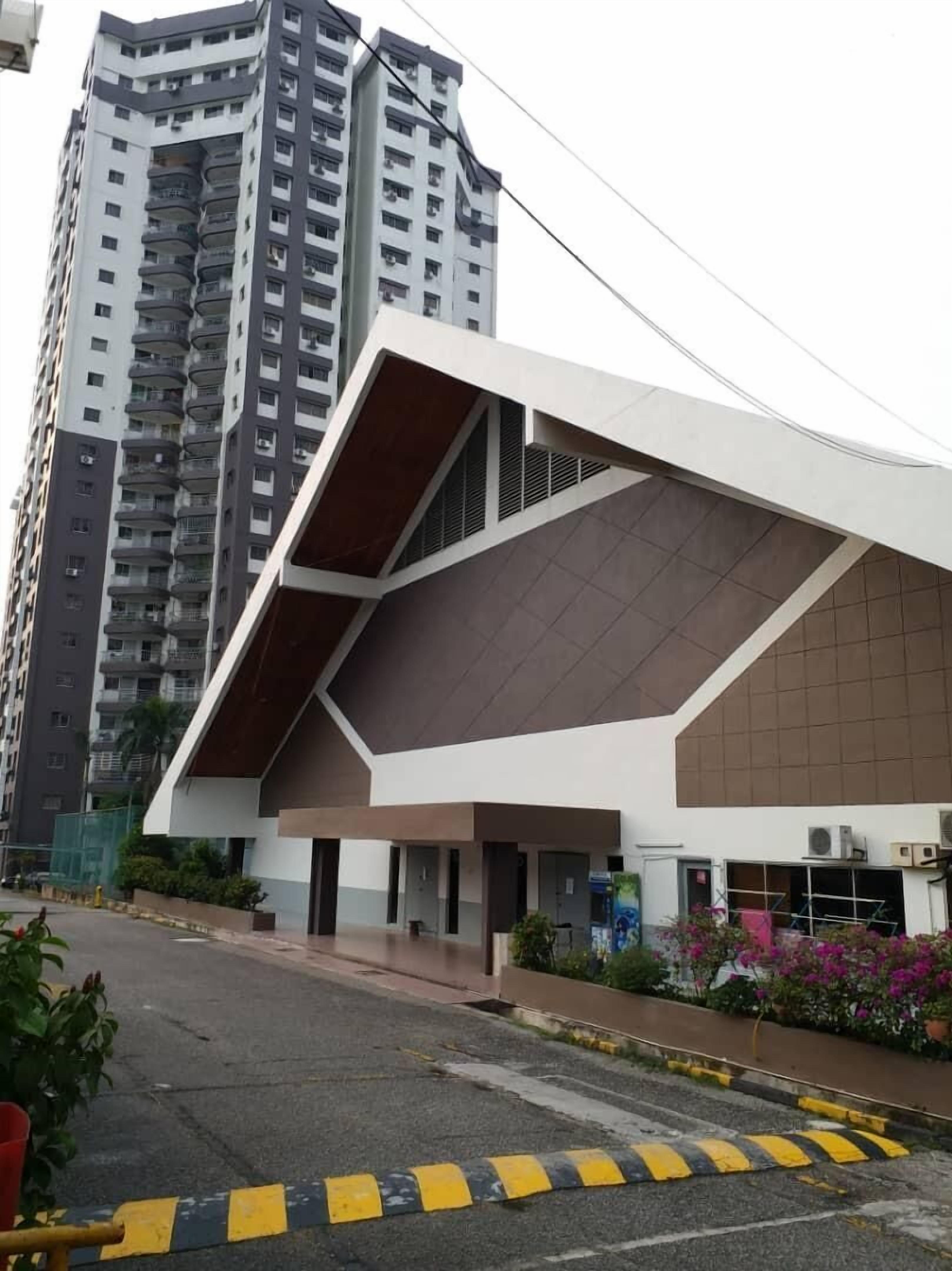 Un bâtiment moderne au design angulaire original, caractérisé par une grande avancée et un toit plat.