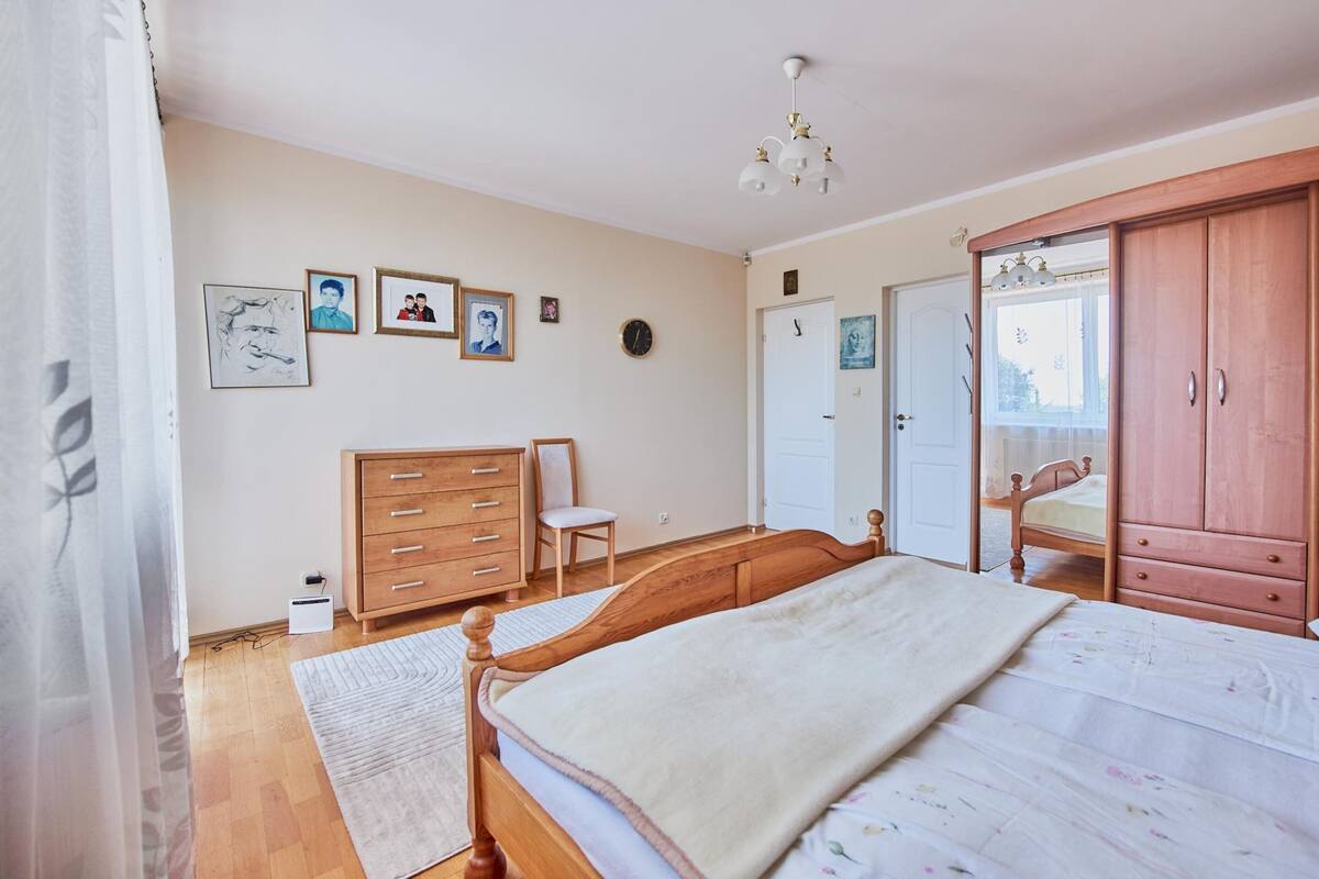 8 bedrooms, individually furnished, iron/ironing board, bed sheets