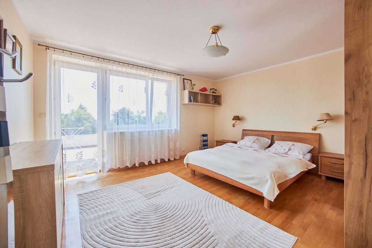 8 habitaciones, muebles diferentes y tabla de planchar con plancha