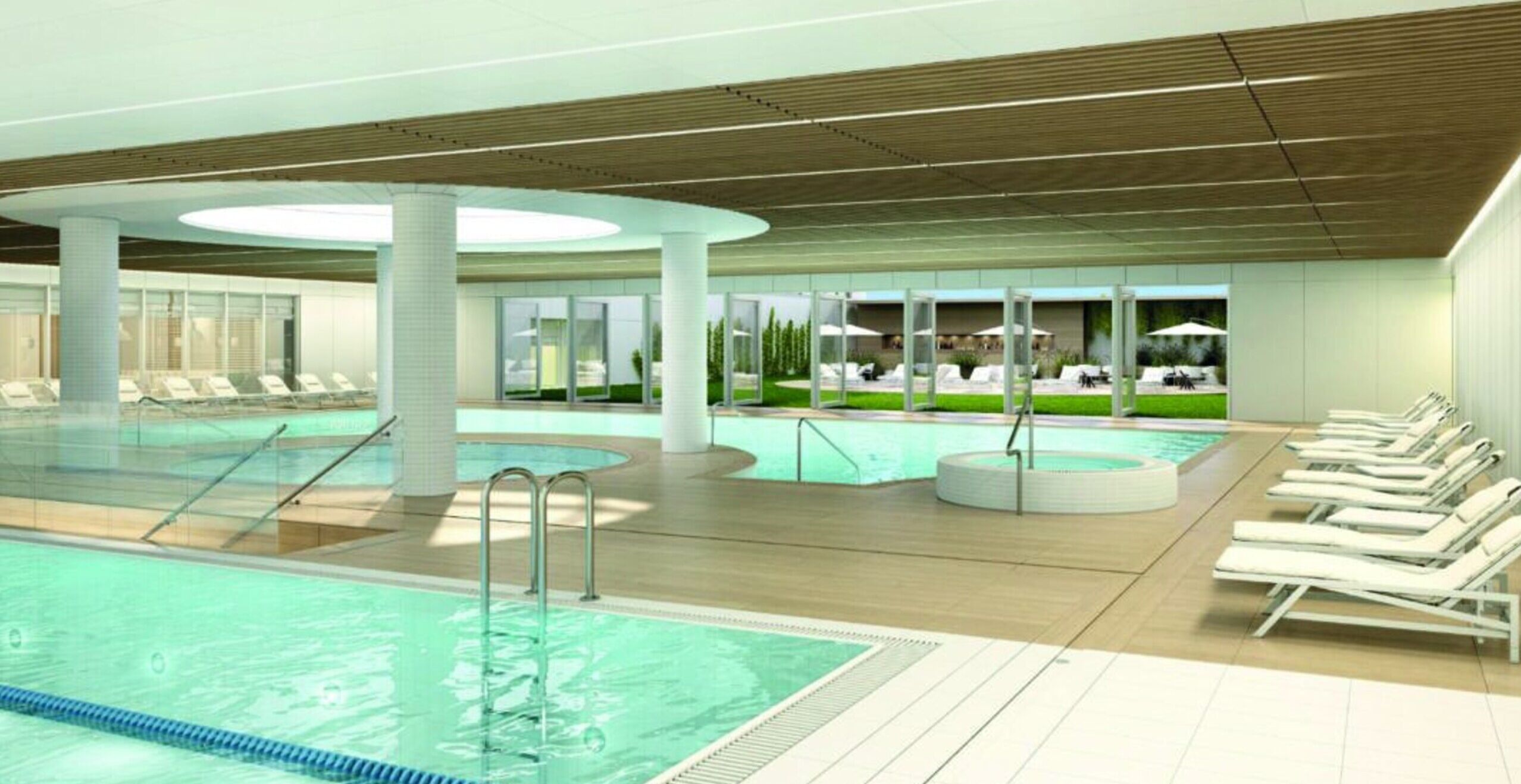 Una piscina techada, una piscina al aire libre