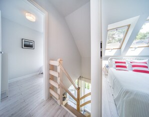 4 間臥室、布置獨特、床單