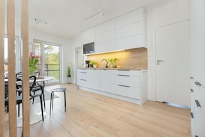 Private kitchen | Fridge, microwave, oven, dishwasher