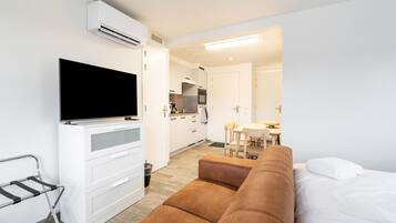 Deluxe Apartment, 2 Bedrooms | 5 bedrooms, bed sheets