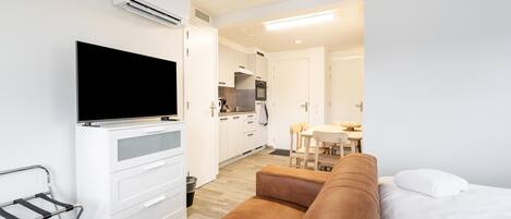 Deluxe Apartment, 2 Bedrooms | 5 bedrooms, bed sheets