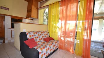 Classic House, 2 Bedrooms | Ruang tamu | Pemain DVD