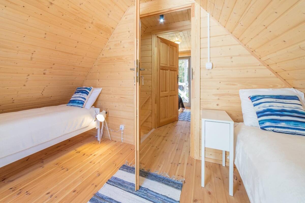 4 bedrooms, individually furnished, bed sheets