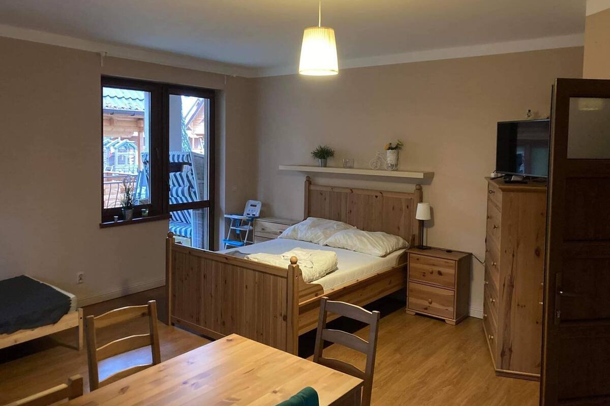 5 bedrooms, individually furnished, bed sheets