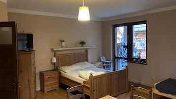 5 bedrooms, individually furnished, bed sheets