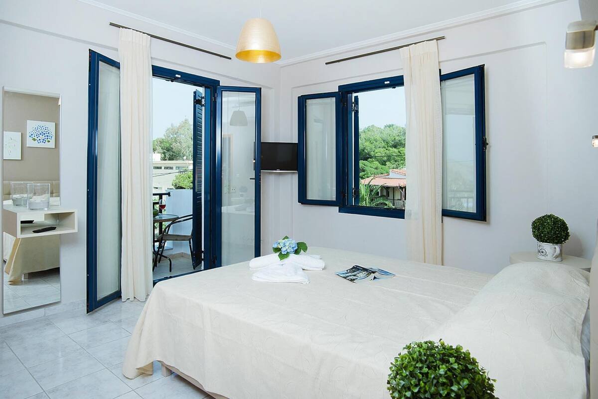 12 camere, con arredamento individuale