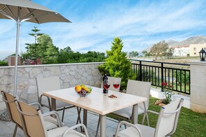 Outdoor dining - Cottage, Panormo (Mylopotamos)