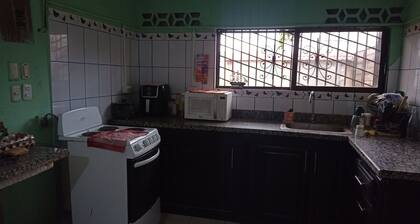 Tu descanso antes de la aventura, con desayuno y balcón.