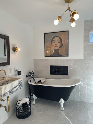 Hair dryer, towels, toilet paper - The Chateau On Pascal (Rockport)