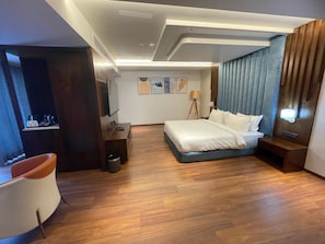 Luxe suite, uitzicht op meer | Luxe beddengoed, een minibar, individueel gedecoreerd, een bureau
