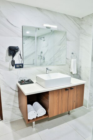 Dusche, kostenlose Toilettenartikel, Haartrockner, Hausschuhe