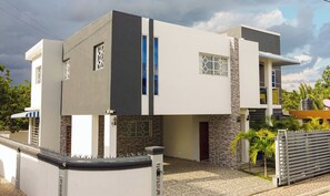 Ducha, secador de pelo, toallas y jabón