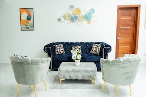 Suite Deluxe, 2 chambres | Aire de séjour | Téléviseur connecté de 32 po avec télévision numérique