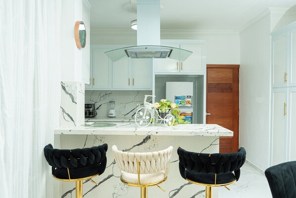 Suite Deluxe, 2 habitaciones | Cocina privada | Frigorífico, microondas, placa de cocina y cafetera o tetera