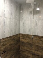 Quarto casal conforto | Banheiro | Toalhas de banho, sabonete, shampoo, papel higiênico